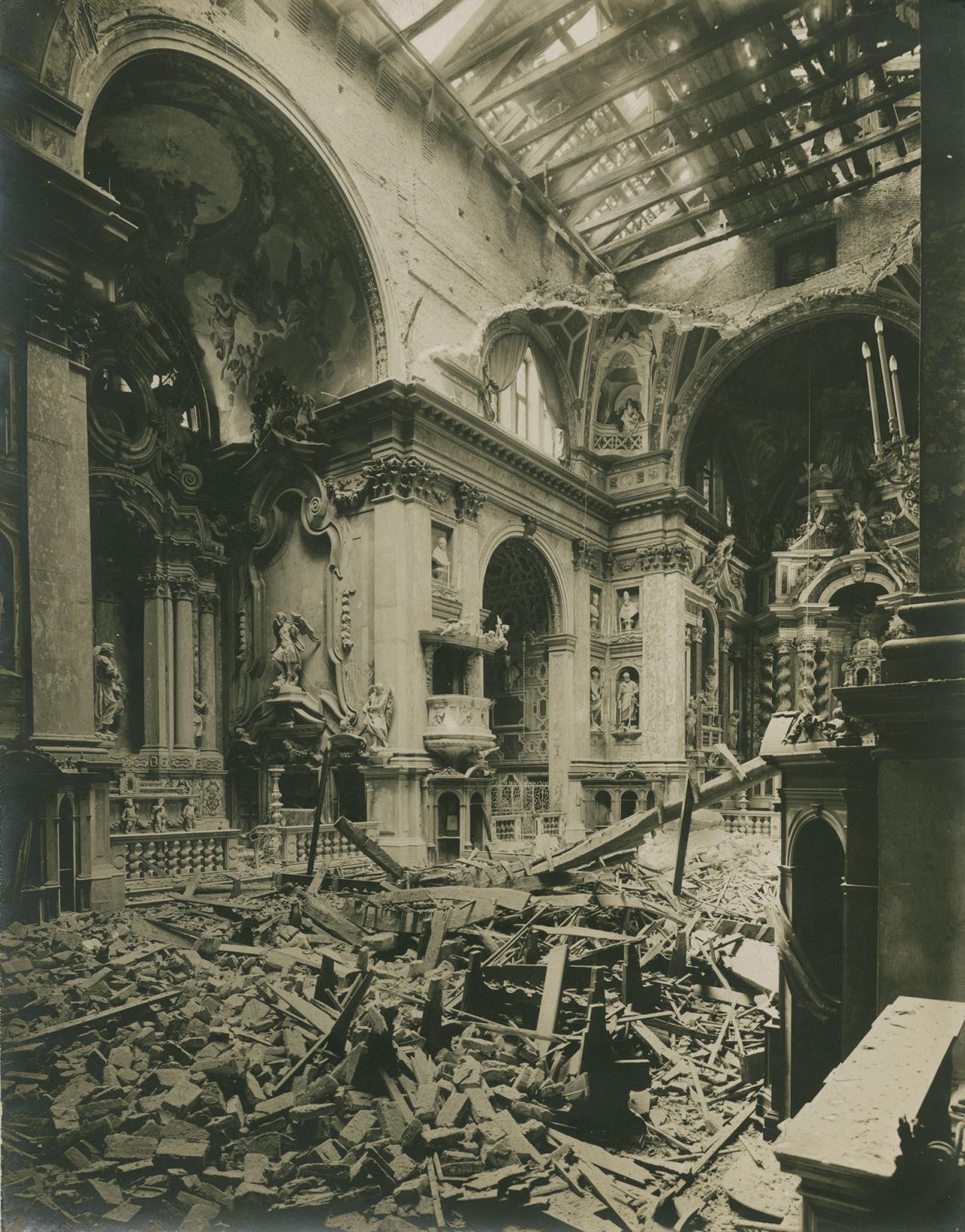Il soffitto dipinto dal tiepolo crollato sotto la bomba austriaca