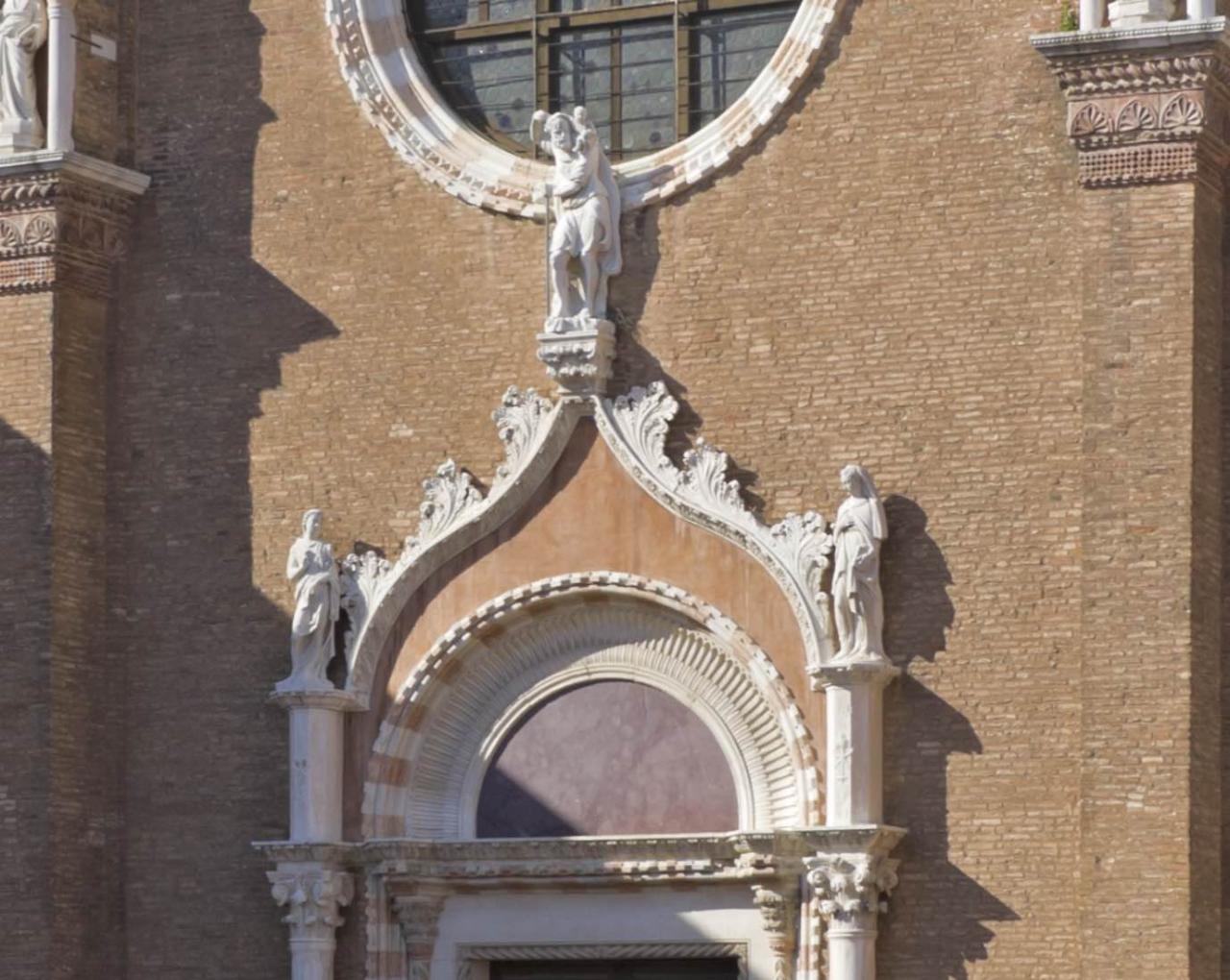 Madonna dell'orto statue sul portale