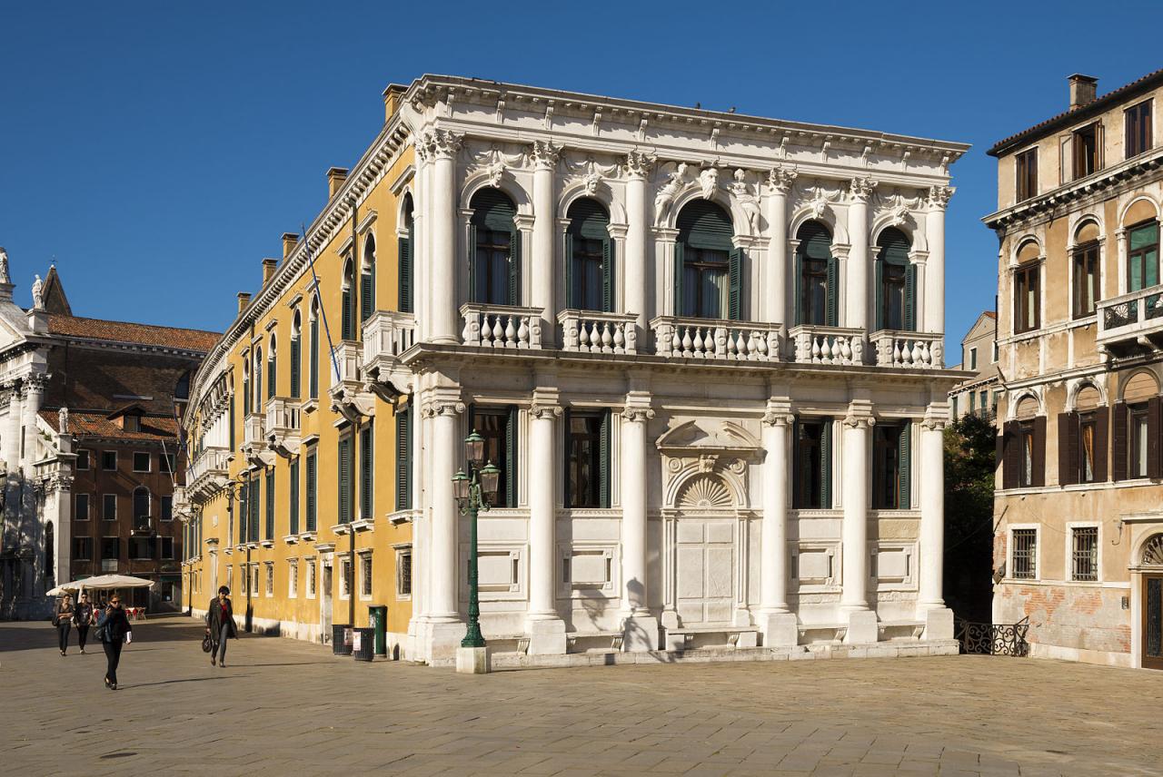 facciata in marmo di palazzo loredan