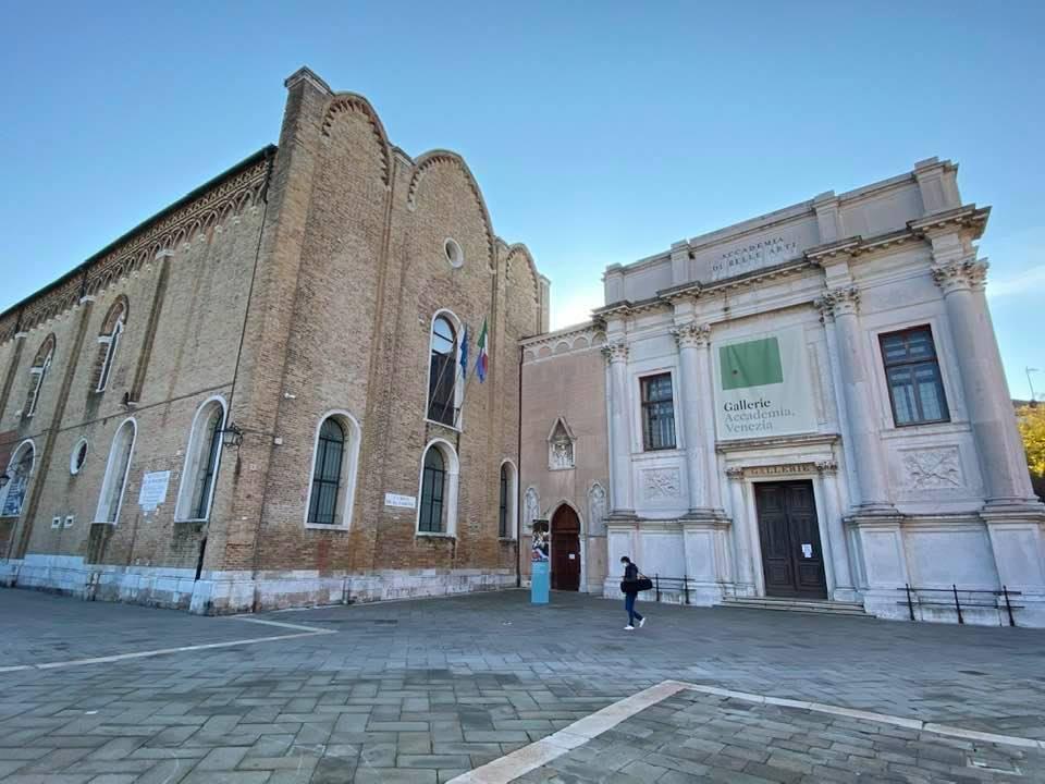 Scuola della Carità a Venezia: la facciata marmorea esterna