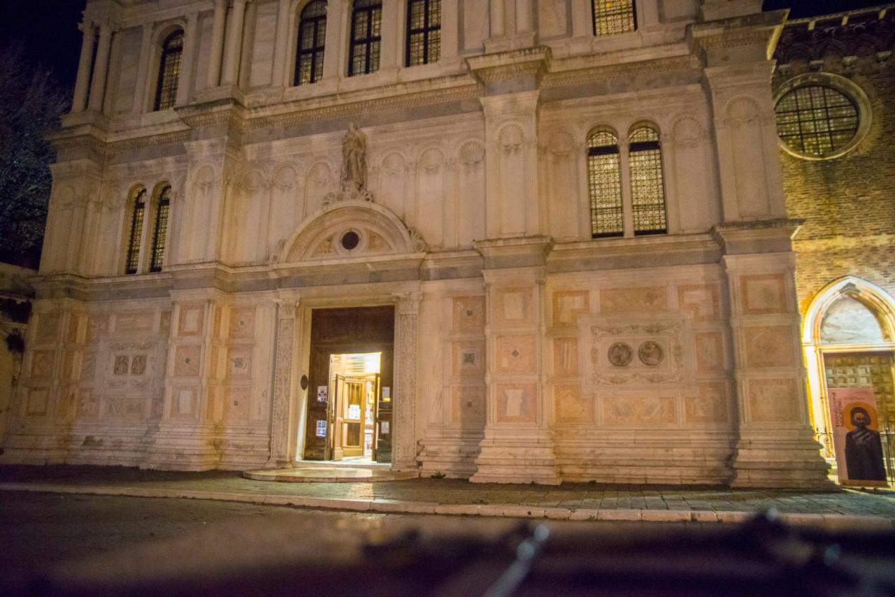 Chiesa di San Zaccaria: la facciata di sera