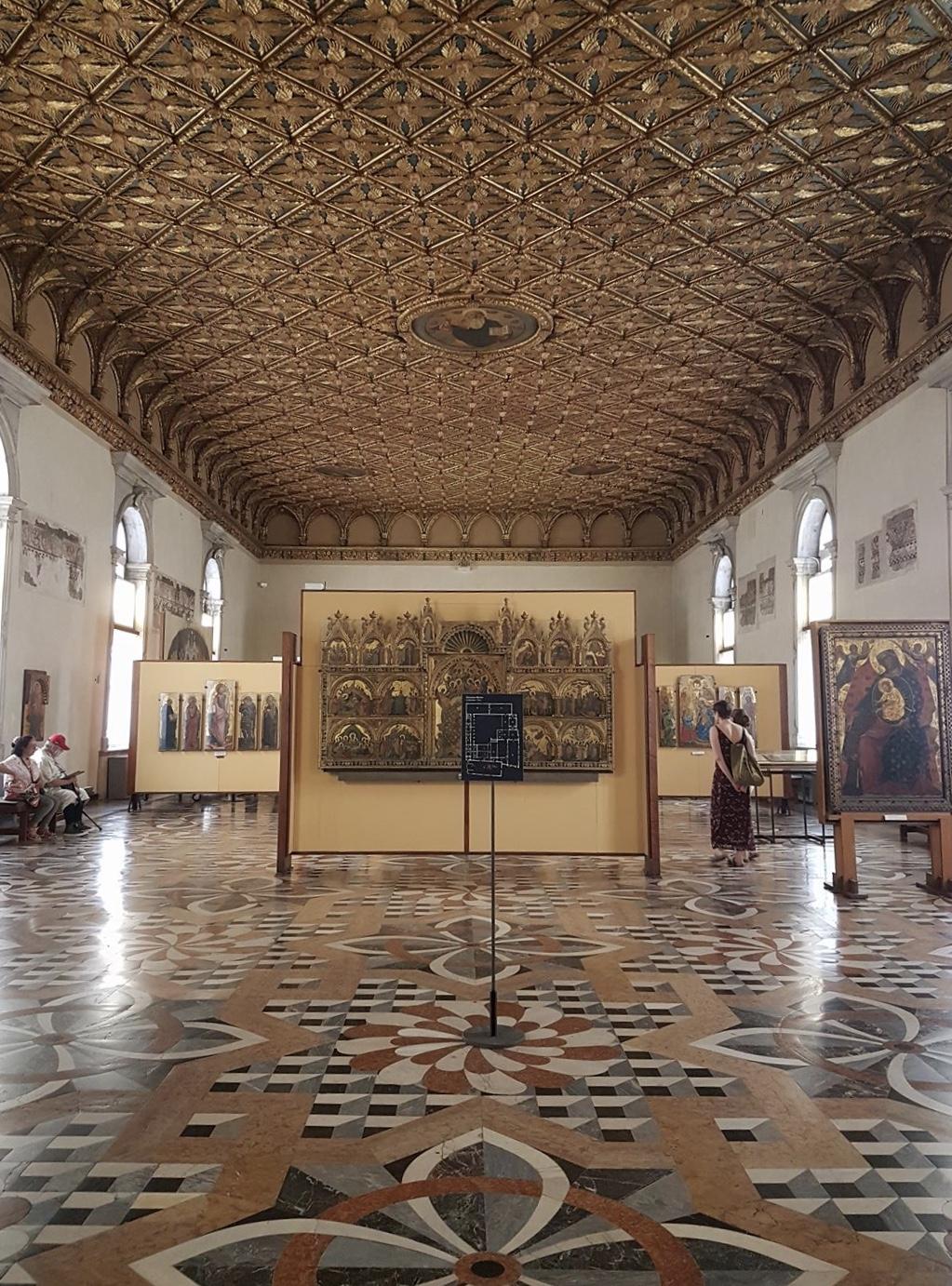 La sala capitolare della scuola grande della carità a Venezia