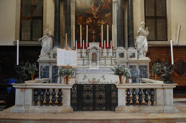 Scuola Grande dei Carmini, altare nella Chiesa