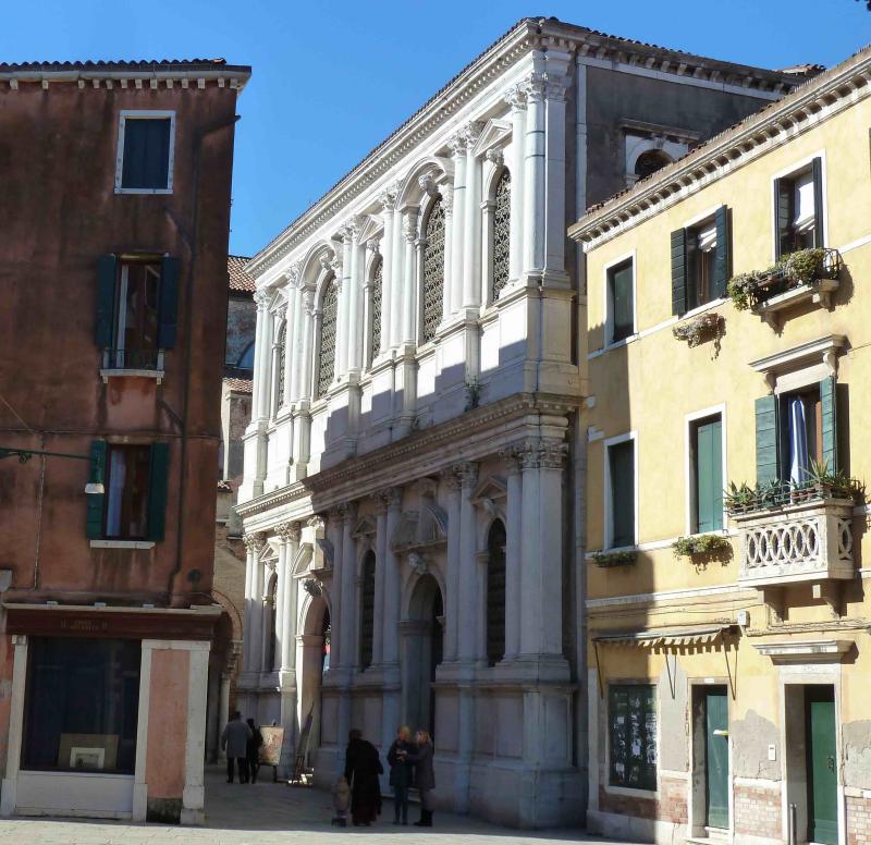 La Scuola grande dei Carmini a Venezia, la facciata