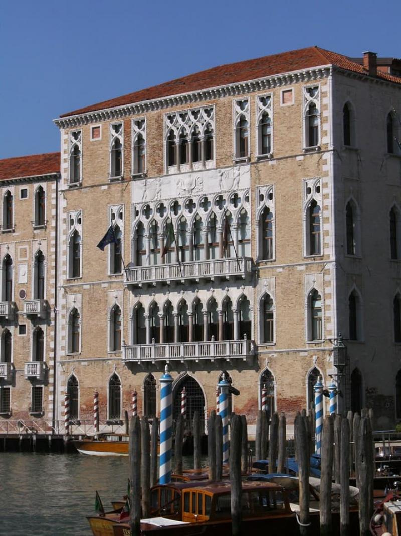 Facciata di Ca' Foscari lungo il canal grande