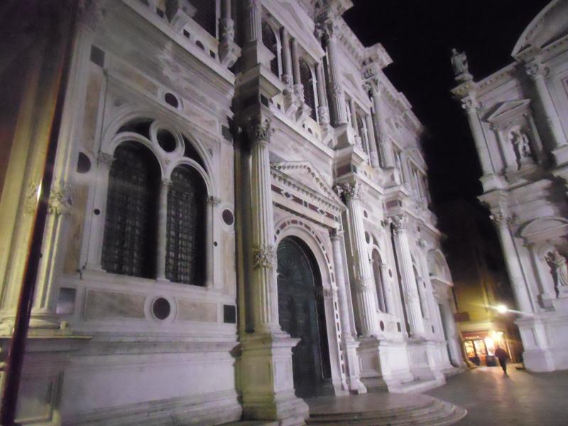 La scuola grande di San Rocco di sera