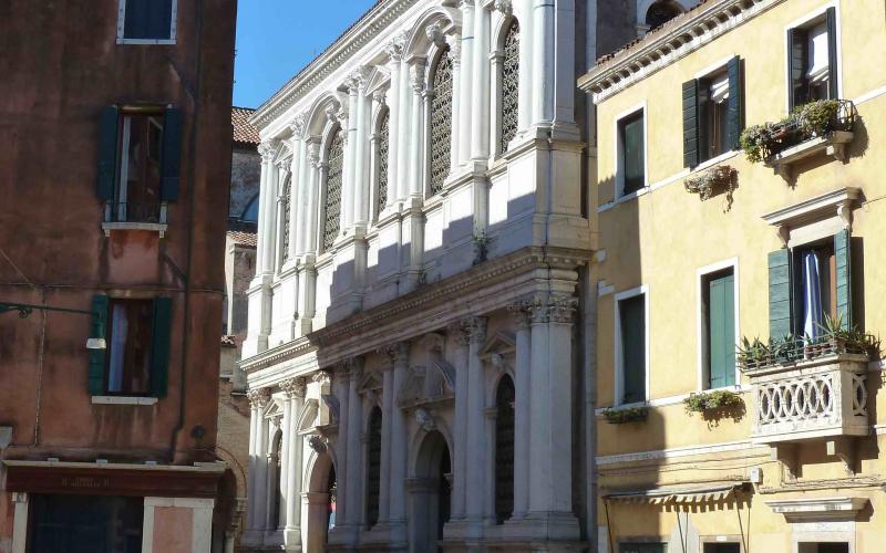 La Scuola grande dei Carmini a Venezia, la facciata