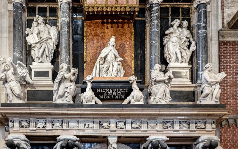 Basilica dei Frari: il monumento marmoreo al doge Pesaro