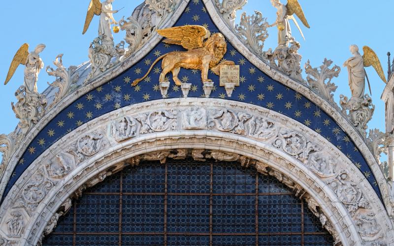 Basilica di San Marco, frontone sopra ai cavalli con leone e guglie