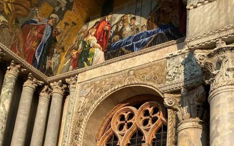 Basilica di San Marco: dettaglio del mosaico e delle colonnine gotiche