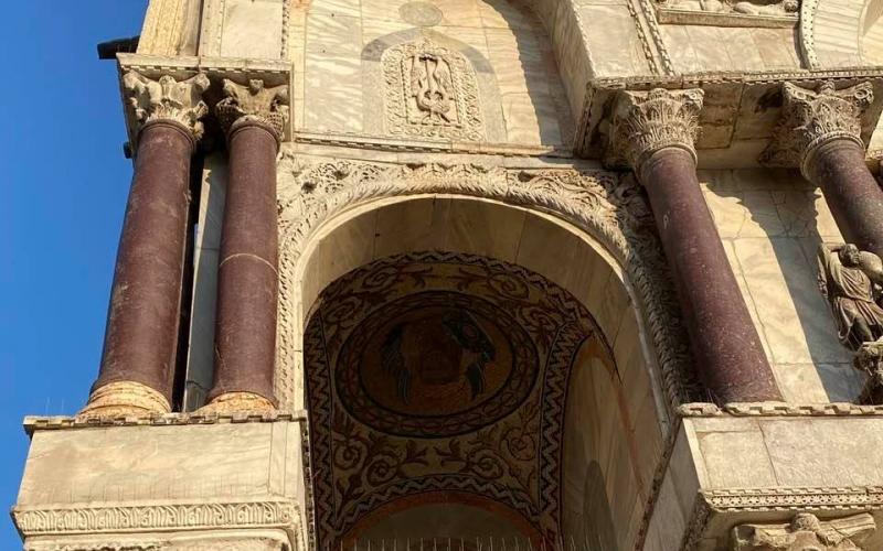 Basilica di San Marco, colonne in porfido e mosaico