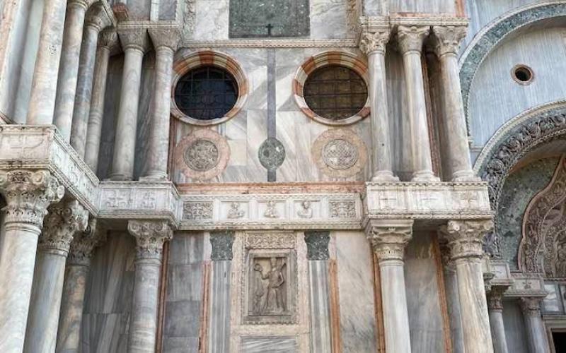 Arco nella facciata nord della Basilica di San Marco