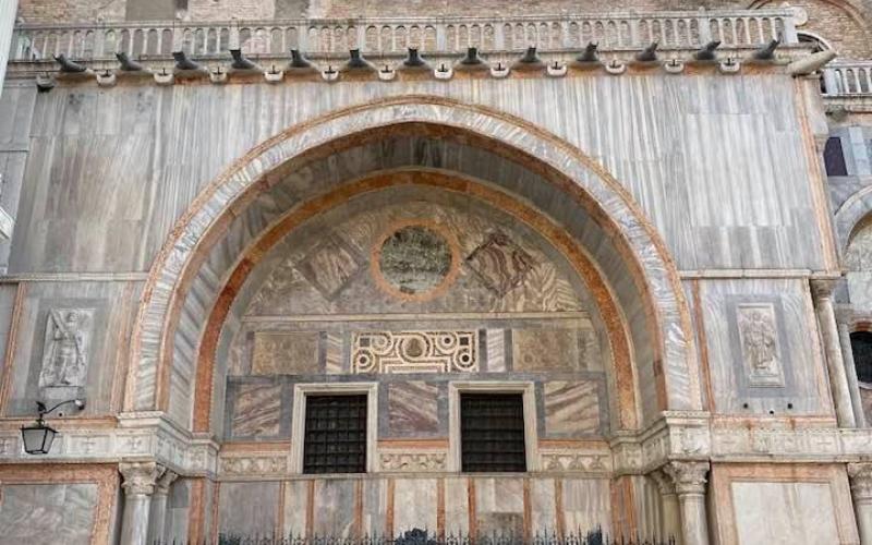 Arco nella facciata nord della Basilica di San Marco