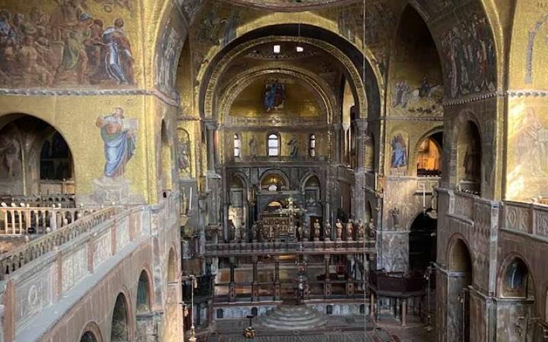 Basilica di San Marco, gli interni visti dall'alto, con i mosaici che rivestono il soffitto