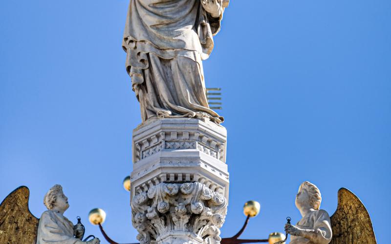 Statua di San Marco sul timpano dell'arcata principale della Basilica