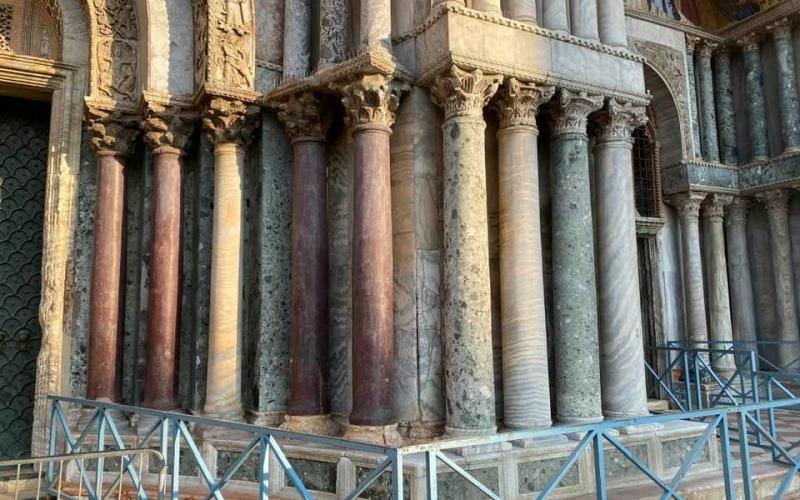 Portale principale Basilica San Marco, le colonne in marmo del lato destro 
