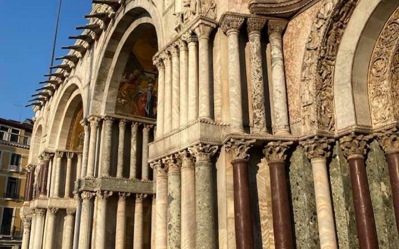 Portale principale Basilica San Marco, le colonne in marmo del lato sinistro 