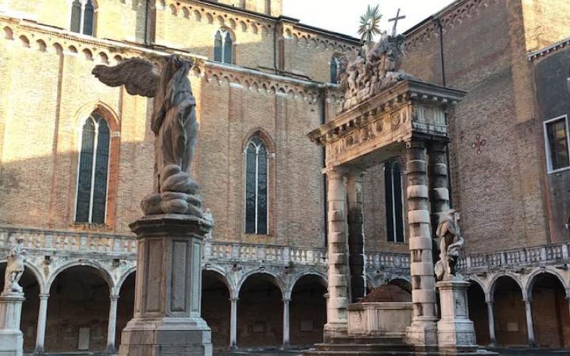 Chiostro del convento dei Frari a Venezia