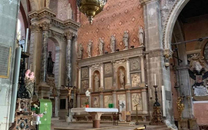 Chiesa di Santo Stefano a Venezia: gli interni, l'altare
