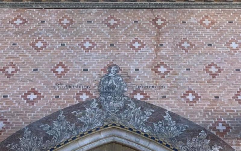 Chiesa di Santo Stefano a Venezia: il regalzier sulle pareti della navata