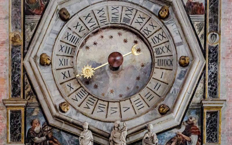 Basilica di San Giovanni e Paolo, orologio