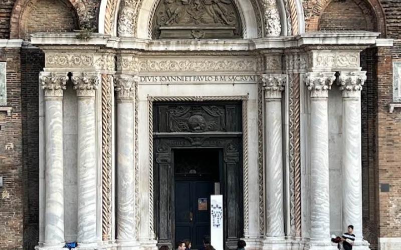 Chiesa di San Giovanni e Paolo, il portale della facciata