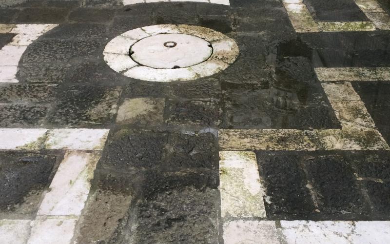 Il pavimento del cortile in trachite e contorni in pietra d'istria