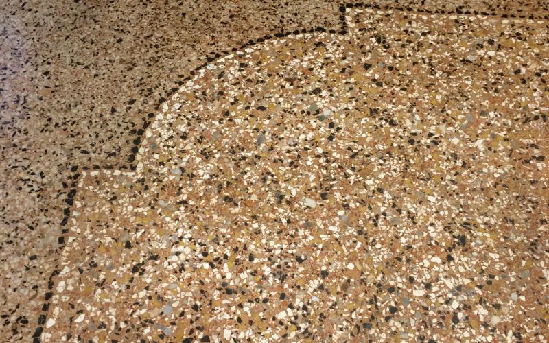 Foto di pavimento in veneziana con bordo di contorno leggermente più scuro e riga nera