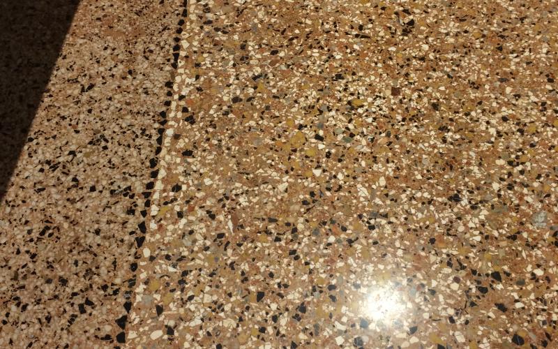 Foto di pavimento in veneziana con bordo di contorno leggermente più scuro e riga nera