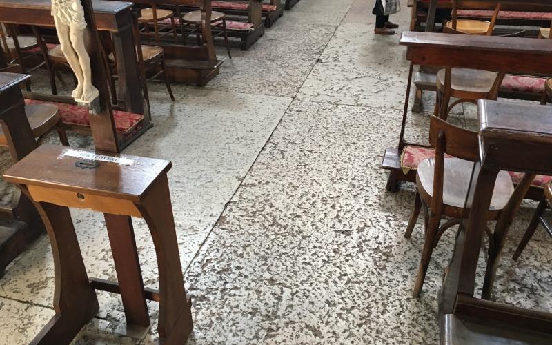 Il pavimento in pietra della chiesa di san simeon piccolo