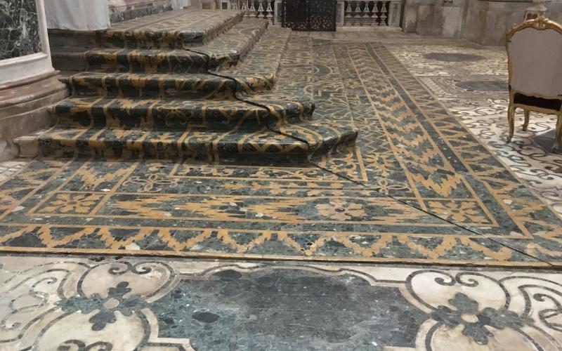 Il pavimento dell'altare e della scalta