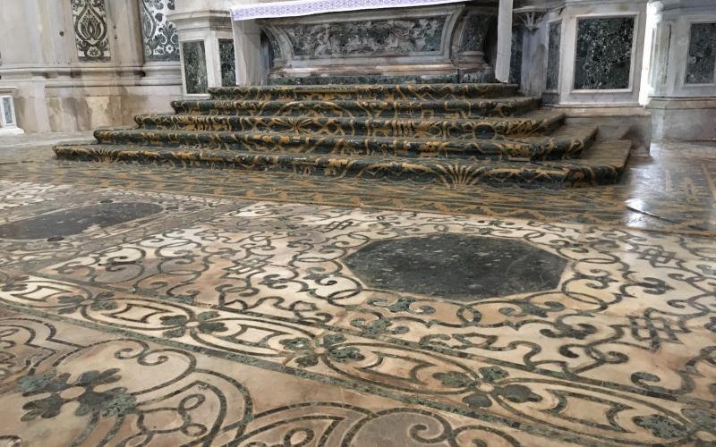 Il pavimento dell'altare e della scalta