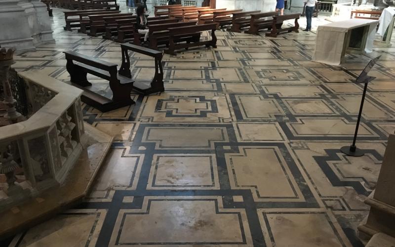 Il pavimento all interno della chiesa dei gesuiti