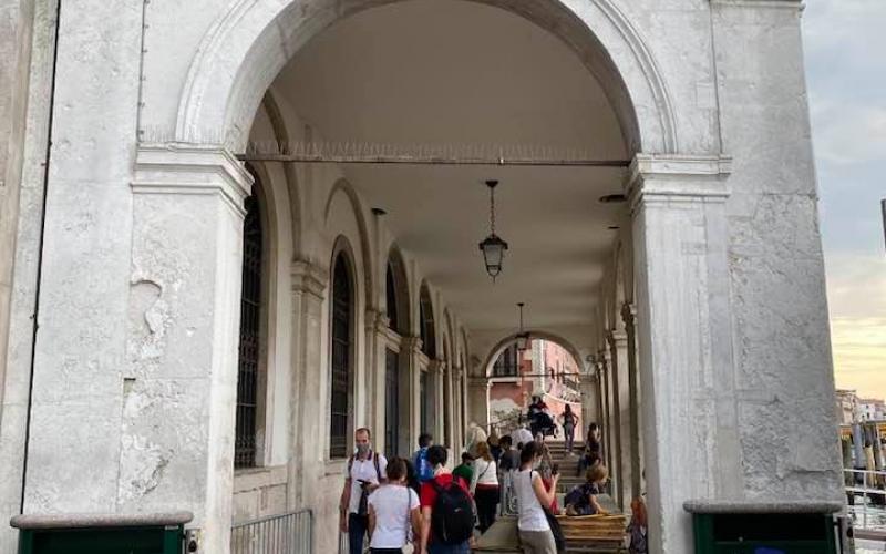 Il portico di Palazzo Dolfin Manin lungo il canal grande