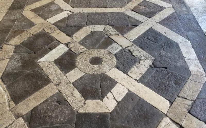 Pavimento del portico interno di Palazzo Ducale, trachite e pietra d'istria