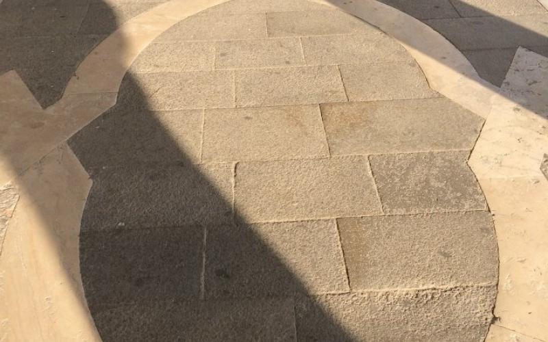 Pavimento del portico esterno di Palazzo Ducale, trachite e pietra d'istria