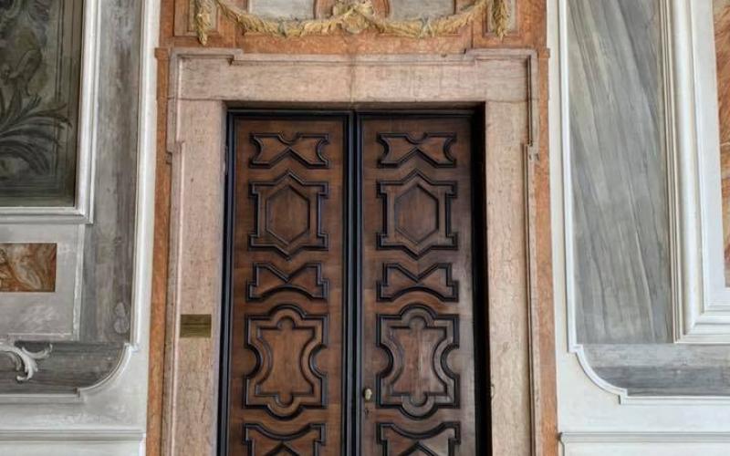 Palazzo Pisani a Venezia: la sala sopra al portego, un portale