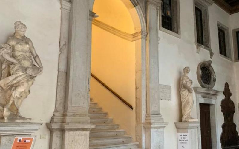 Il portego di Palazzo Pisani con lo scalone che porta al piano primo