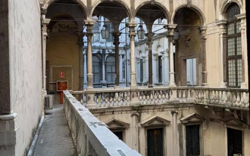 Palazzo Pisani a Venezia: i collegamenti aerei tra le due ali del palazzo