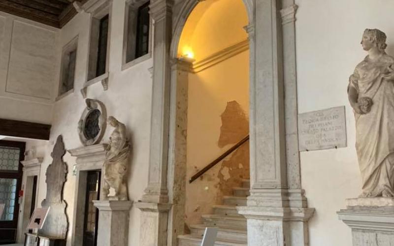 Il portego di Palazzo Pisani a Venezia, statue dello scalone