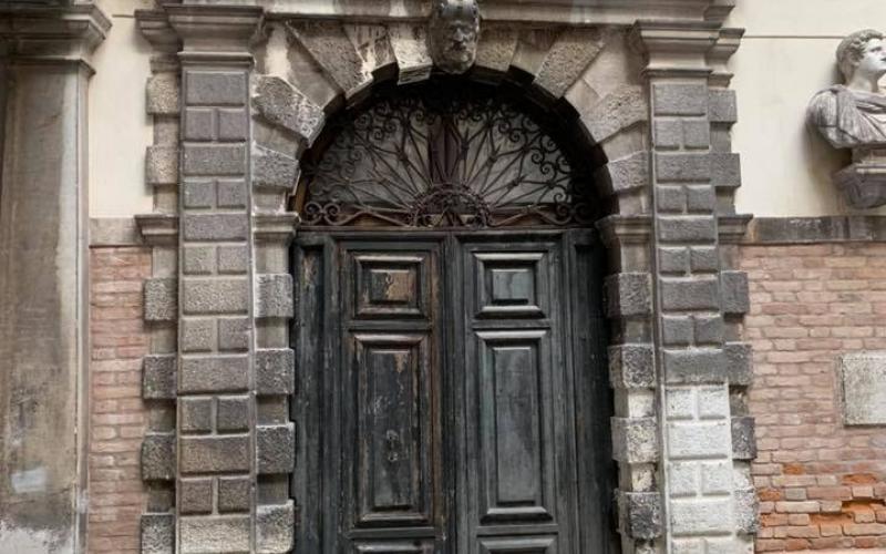 Palazzo Pisani a Venezia: un portale 