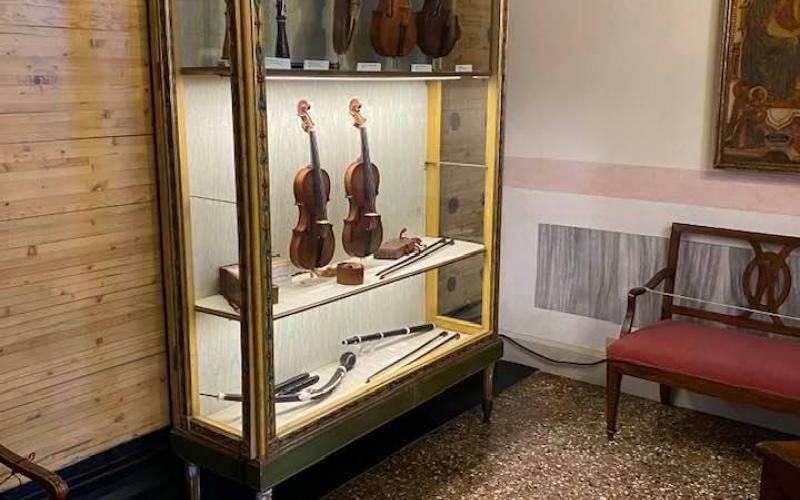 Palazzo Querini Stampalia, la stanza della musica: il mobile dei violini