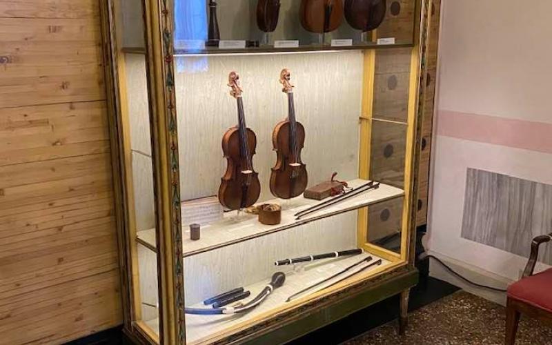 Palazzo Querini Stampalia, la stanza della musica: il mobile dei violini