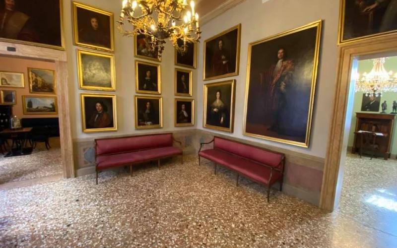 Palazzo Querini Stampalia, la stanza della musica: i divanetti ed i quadri 