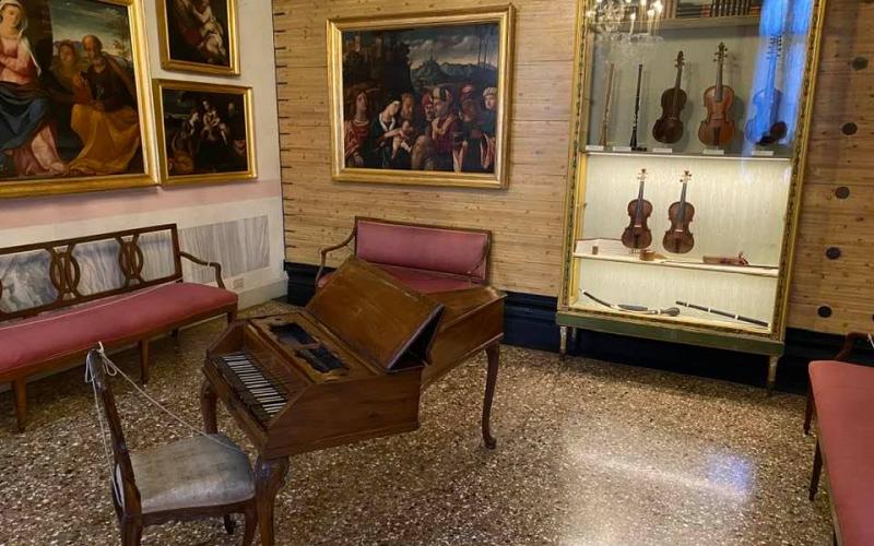 Palazzo Querini Stampalia, la stanza della musica: il piano ed il mobile dei violini