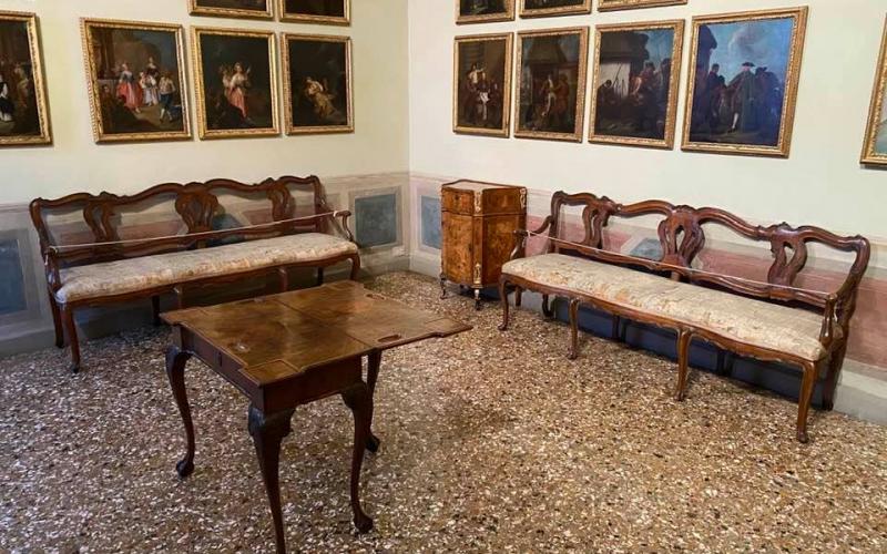 Palazzo Querini Stampalia, la stanza del tavolo da gioco: il tavolino pieghevole ed i divanetti 
