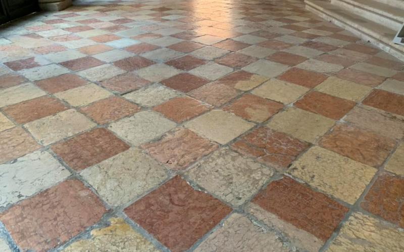 Il portego di Palazzo Pisan: il pavimento a scacchi pietra d'istria e rosso verona