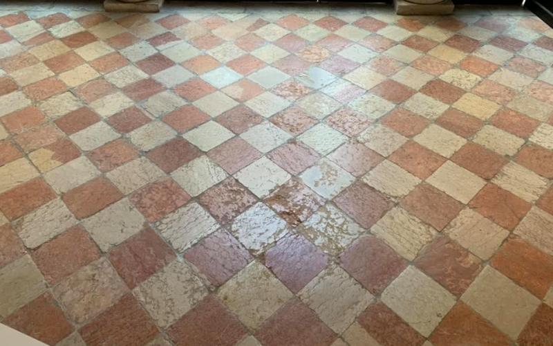 Il portego di Palazzo Pisan: il pavimento a scacchi pietra d'istria e rosso verona