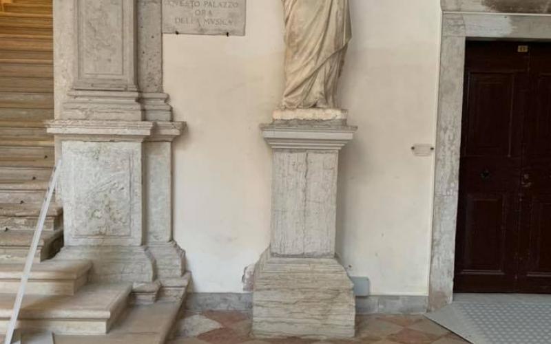 Il portego di Palazzo Pisani a Venezia, statua ed iscrizione