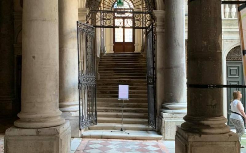 Il secondo portego di Palazzo Pisani a Venezia: accesso ai piani superiori dallo scalone